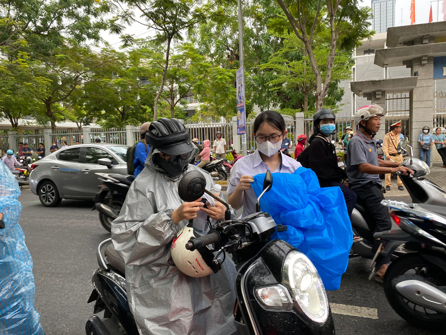 Lúc này, trời bắt đầu đổ mưa, dẫn đến việc di chuyển của các em gặp khó khăn. Ảnh: Hoàng Vinh.