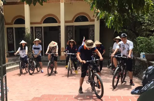 Thí sinh tham gia thử thách nghề nghiệp thực tế trong chương trình 