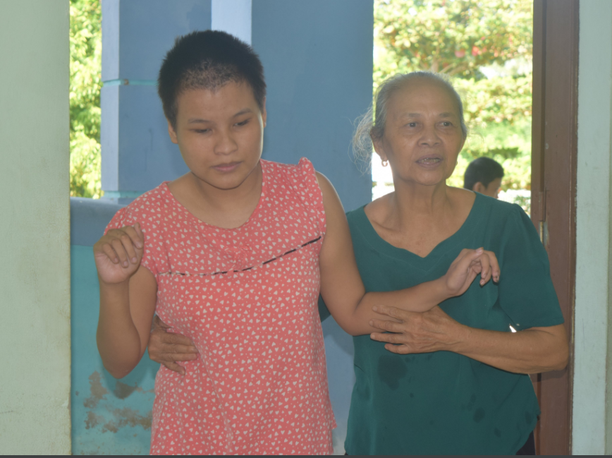 Bà Nguyễn Thị Minh Lợi đã tình nguyện gắn bó gần 20 năm với trung tâm để chăm sóc trẻ khuyết tật. Bà Nguyễn Thị Minh Lợi đã tình nguyện gắn bó gần 20 năm với trung tâm để chăm sóc trẻ khuyết tật.