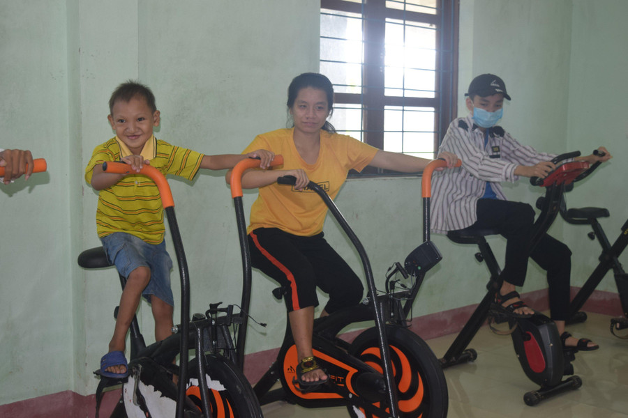 Hiện trung tâm đang chăm sóc, phục hồi chức năng cho trên 50 trẻ khuyết tật. Hiện trung tâm đang chăm sóc, phục hồi chức năng cho trên 50 trẻ khuyết tật.