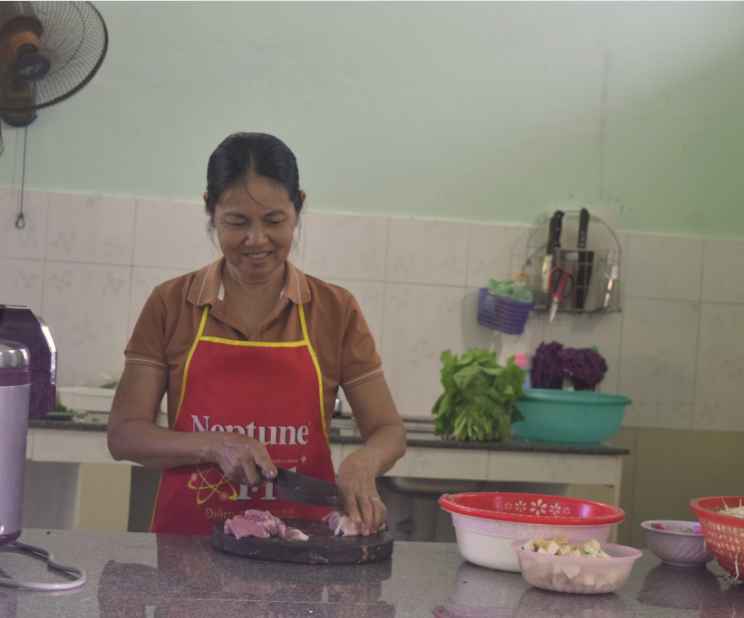 Bằng tình yêu thương vô điều kiện, không chỉ ông Chiến, phụ huynh các cháu, mà có nhiều người cũng đã tình nguyện và gắn bó hàng chục năm miệt mài vì sự phát triển của trẻ khuyết tật. Bằng tình yêu thương vô điều kiện, không chỉ ông Chiến, phụ huynh các cháu, mà có nhiều người cũng đã tình nguyện và gắn bó hàng chục năm miệt mài vì sự phát triển của trẻ khuyết tật.