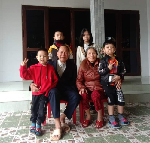 Ông Thiện và bà Thường vui thú điền viên bên con cháu. Ông Thiện và bà Thường vui thú điền viên bên con cháu.