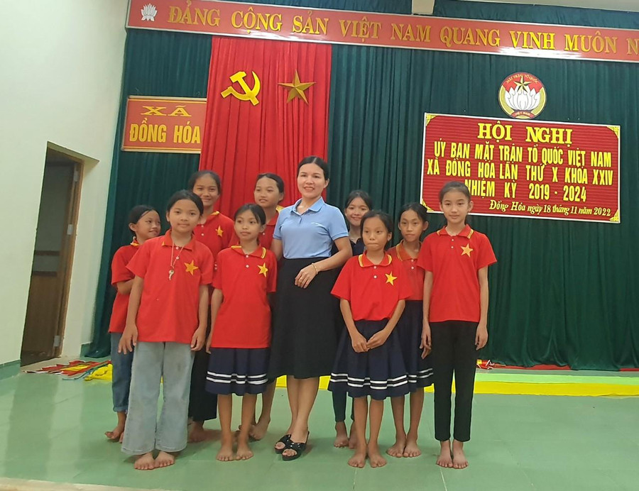 Cô Nguyễn Thị Trúc, Phó Hiệu trưởng Trường Tiểu học Đồng Hóa, một trong những người con công tác trong ngành Giáo dục của vợ chồng ông Thiện, bà Thường. Cô Nguyễn Thị Trúc, Phó Hiệu trưởng Trường Tiểu học Đồng Hóa, một trong những người con công tác trong ngành Giáo dục của vợ chồng ông Thiện, bà Thường.