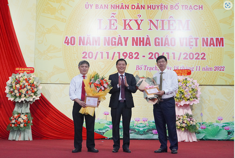 Đại diện lãnh đạo UBND huyện Bố Trạch trao tặng Kỷ niệm chương “Vì sự nghiệp giáo dục” cho các cá nhân. Đại diện lãnh đạo UBND huyện Bố Trạch trao tặng Kỷ niệm chương “Vì sự nghiệp giáo dục” cho các cá nhân.