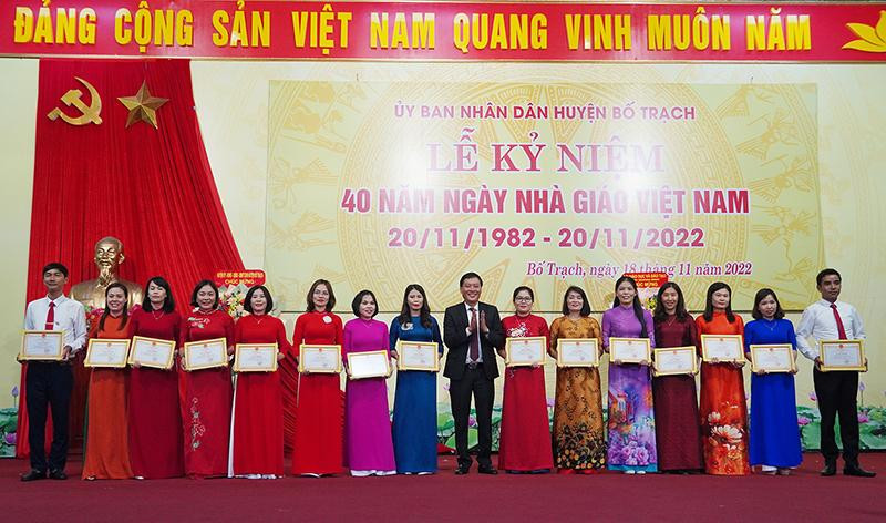 Đại diện lãnh đạo UBND huyện Bố Trạch trao tặng Giấy khen cho các tập thể có thành tích xuất sắc. Đại diện lãnh đạo UBND huyện Bố Trạch trao tặng Giấy khen cho các tập thể có thành tích xuất sắc.