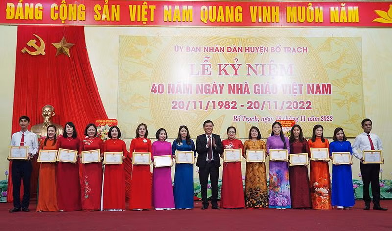 Đại diện lãnh đạo UBND huyện Bố Trạch trao tặng Giấy khen cho các tập thể có thành tích xuất sắc.