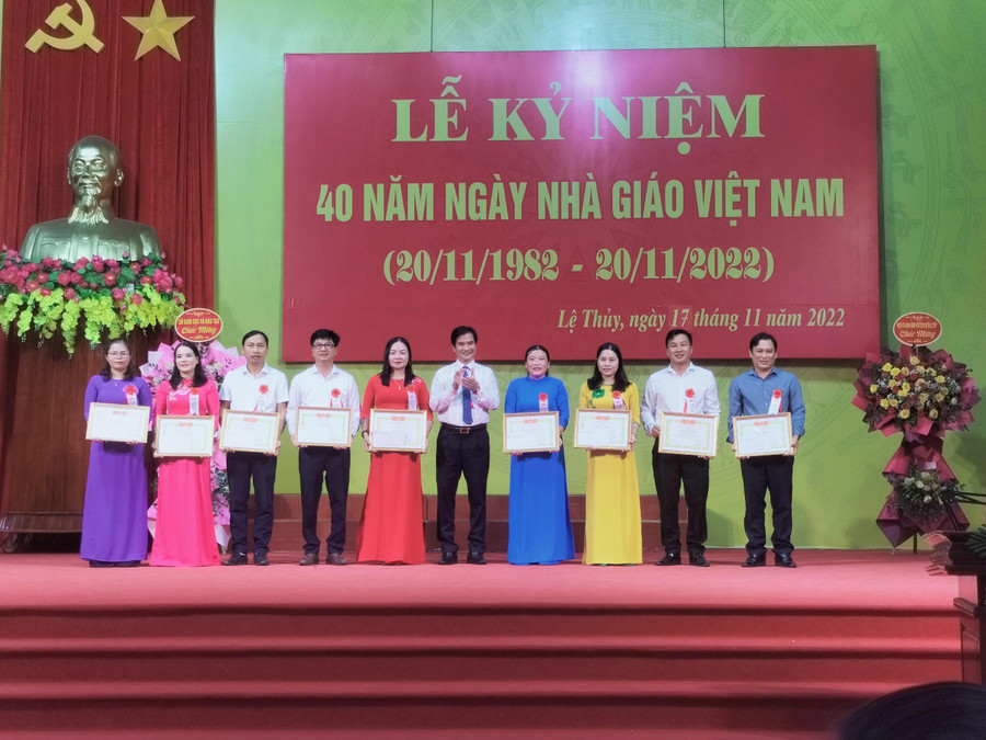 Lãnh đạo địa phương trao Giấy khen cho các cá nhân xuất sắc. Lãnh đạo địa phương trao Giấy khen cho các cá nhân xuất sắc.