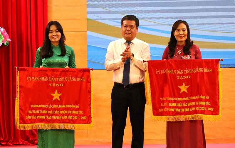 Ông Trần Phong, Bí thư Thành uỷ thành phố Đồng Hới trao Cờ thi đua của UBND tỉnh Quảng Bình tặng các Tập thể xuất sắc. Ông Trần Phong, Bí thư Thành uỷ thành phố Đồng Hới trao Cờ thi đua của UBND tỉnh Quảng Bình tặng các Tập thể xuất sắc.