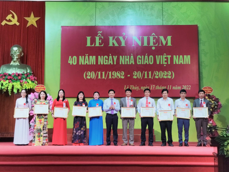 Lãnh đạo địa phương trao Giấy khen cho các tập thể xuất sắc. Lãnh đạo địa phương trao Giấy khen cho các tập thể xuất sắc.