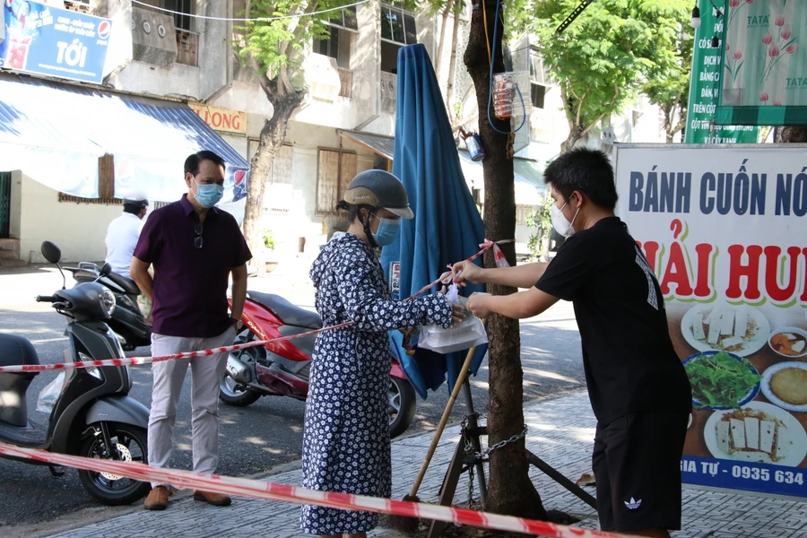 Hàng quán bán mang về. 