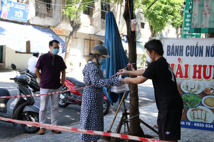 TP Đà Nẵng cho phép hàng quán, cơ sở kinh doanh dịch vụ ăn, uống được tại vùng xanh và liên vùng xanh (nhiều vùng xanh cấp phường, quận liền kề nhau) trên địa bàn thành phố được phép kinh doanh trở lại dưới hình thức bán mang về