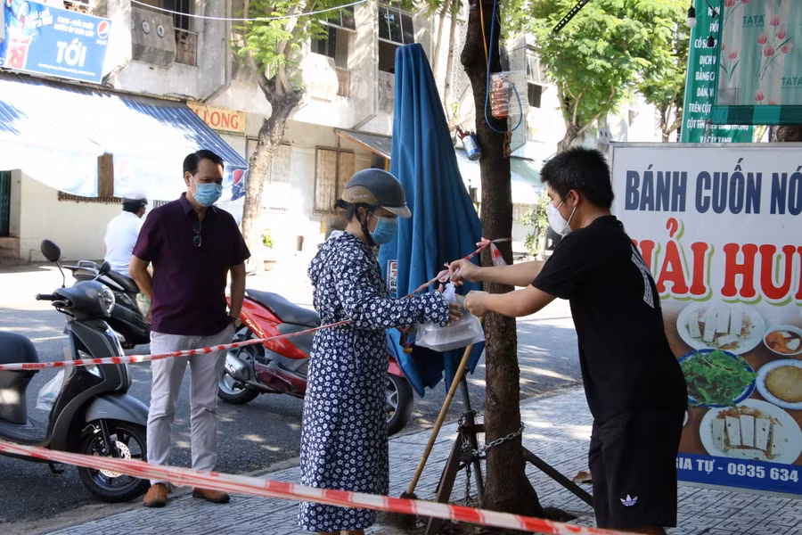 Chị Huệ, chủ quán bánh cuốn Hải Huệ chia sẻ, hơn một tháng nay, quán ăn phải đóng cửa để phòng chống dịch, không có nguồn thu trong khi chị vẫn phải trả tiền thuê nhà. Áp lực đè nặng khiến chị Huệ lo lắng.