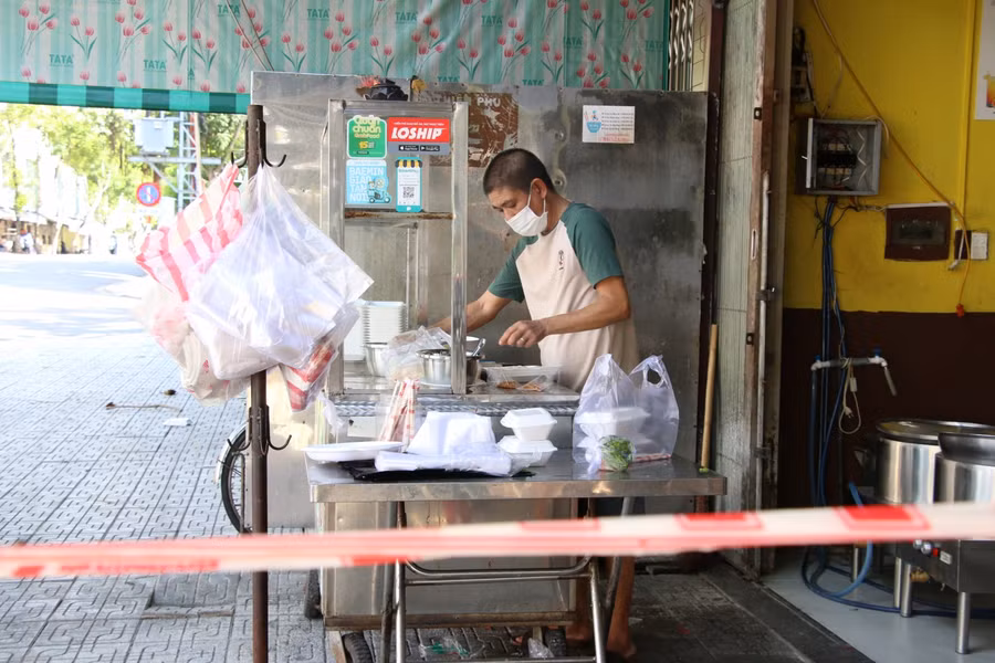 Trao đổi với PV, ông Võ Trường Anh - Chủ tịch UBND phường Hải Châu 1 (quận Hải Châu) cho biết, trong ngày đầu, địa phương đã ra quân nhắc nhở các hàng quán đảm bảo thực hiện các quy định phòng chống dịch trong ngày đầu Đà Nẵng cho phép hàng quán, cơ sở kinh doanh dịch vụ ăn, uống được phép kinh doanh trở lại dưới hình thức bán mang về.