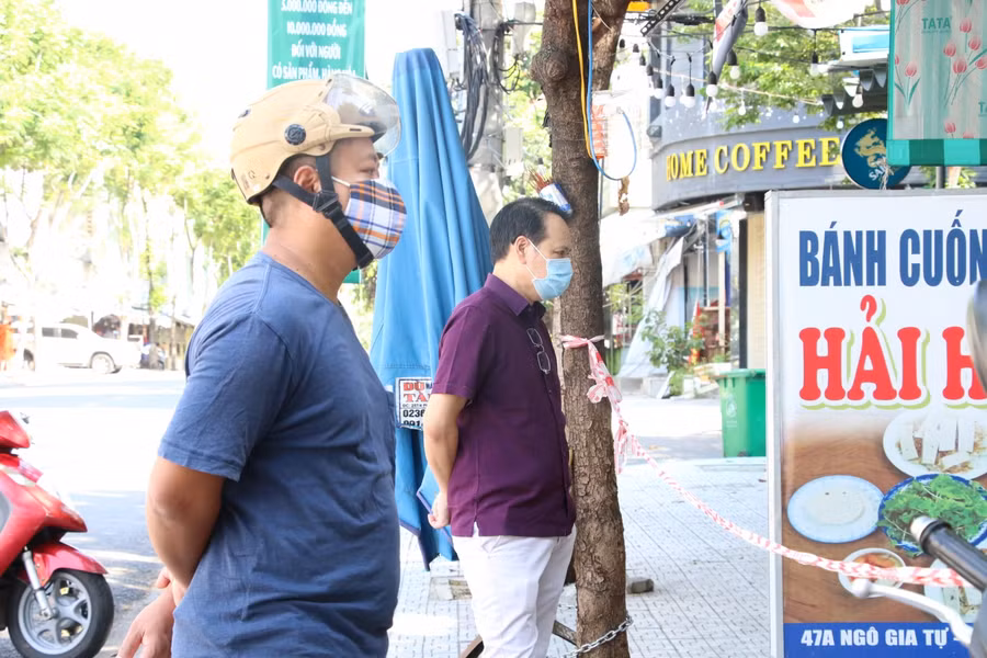 Trong khi đó, tại quán bánh cuốn Hải Huệ (quận Hải Châu), khách đến mua liên tục được nhân viên yêu cầu giữ khoảng cách.