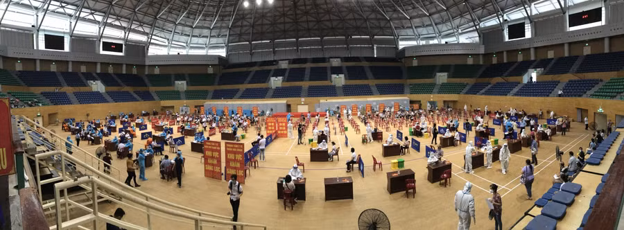 Bên trong khu vực tiêm vắc xin ở Cung thể thao Tiên Sơn