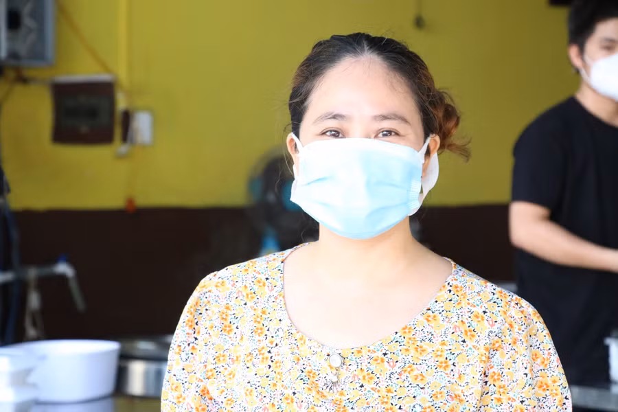 Chị Huệ vui vẻ khi cửa hàng của mình được bán cho khách mang về. Nghe tin được bán mang đi, từ hôm qua các thành viên trong nhà đã tất bật chuẩn bị nguyên, vật liệu để kịp cho sáng nay mở cửa trở lại. Sáng nay nhìn khách đến mua hàng tôi vui phát khóc. Tình hình dịch bệnh ở thành phố được kiểm soát, người dân dần trở lại nhịp sống bình thường mới. Với tôi, ngày hôm nay được ví như Tết vậy”, chị Huệ nói.