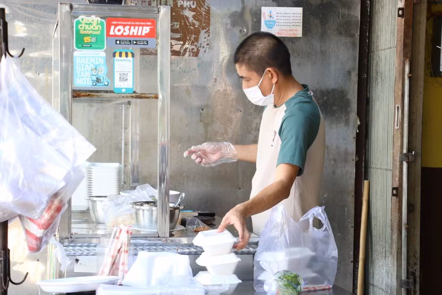 Ngày 16/9, TP Đà Nẵng cho phép hàng quán, cơ sở kinh doanh dịch vụ ăn, uống được tại vùng xanh và liên vùng xanh (nhiều vùng xanh cấp phường, quận liền kề nhau) trên địa bàn thành phố được phép kinh doanh trở lại dưới hình thức bán mang về.