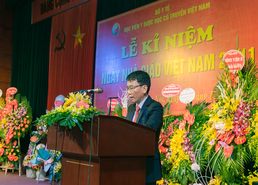 Phó Giám đốc Học viện Y Dược học cổ truyền Việt Nam Phạm Quốc Bình phát biểu tại buổi lễ