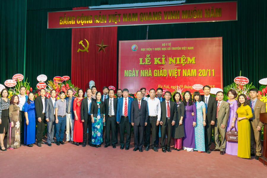 Các thầy cô chụp ảnh kỷ niệm với đại biểu và quan khách