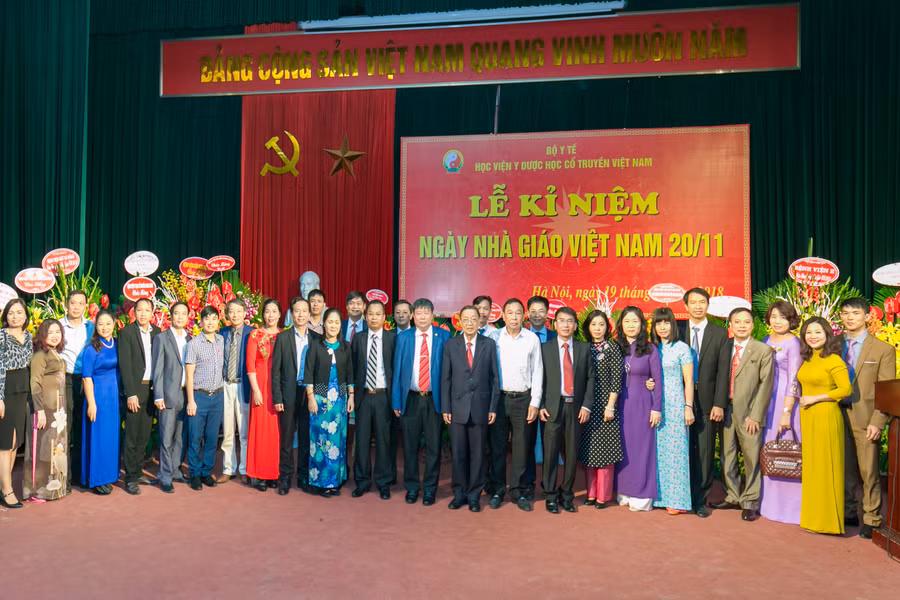 Các thầy cô chụp ảnh kỷ niệm với đại biểu và quan khách