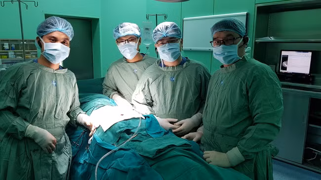 Ê-kíp bác sĩ phẫu thuật cho bệnh nhân. (Ảnh BVCC).