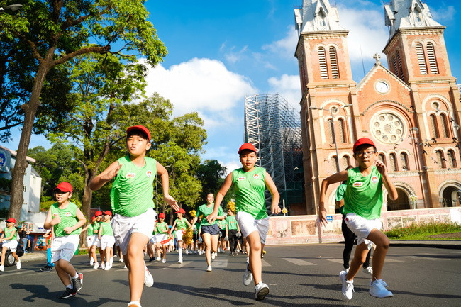 Các học sinh rất hào hứng tham gia chạy bộ cùng chương trình. Các học sinh rất hào hứng tham gia chạy bộ cùng chương trình.