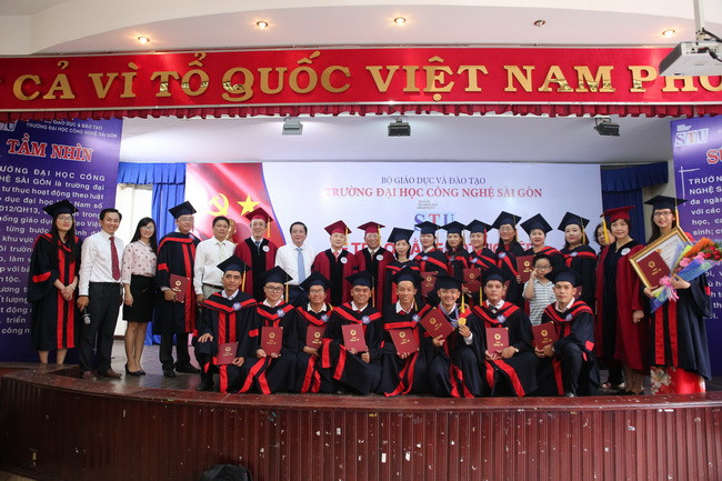 Các tân thạc sĩ chụp hình lưu niệm tại buổi nhận bằng tốt nghiệp Các tân thạc sĩ chụp hình lưu niệm tại buổi nhận bằng tốt nghiệp