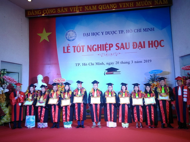 Đại diện Ban Giám hiệu trường trao bằng khen cho các học viên xuất sắc trong học tập. Đại diện Ban Giám hiệu trường trao bằng khen cho các học viên xuất sắc trong học tập.
