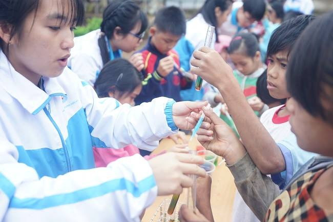 Trí thức trẻ hướng dẫn làm thí nghiệm khoa học vui dành cho học sinh tại huyện Đăk Glong, tỉnh Đăk Nông - năm 2018.