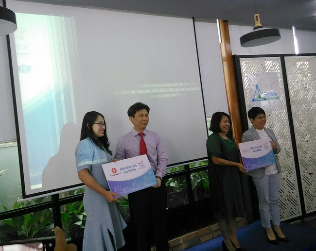 Đại diện Ban tổ chức Giải thưởng I-Star 2019 nhận biểu trưng từ các đơn vị tài trợ cho giải thưởng Đại diện Ban tổ chức Giải thưởng I-Star 2019 nhận biểu trưng từ các đơn vị tài trợ cho giải thưởng