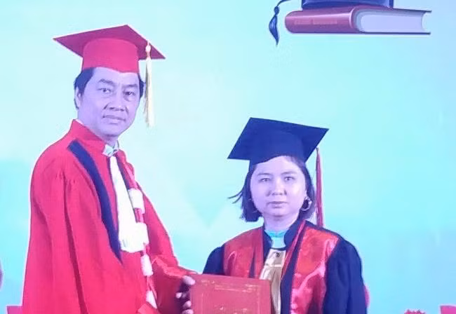 PGS.TS Trần Diệp Tuấn- Hiệu trưởng Trường ĐH Y Dược TPHCM trao bằng tốt nghiệp cho học viên cao học