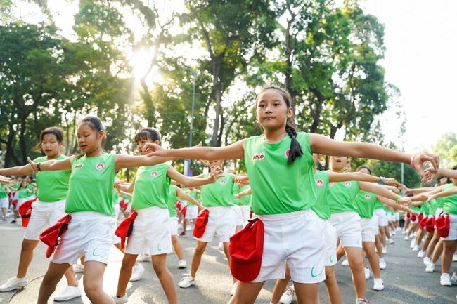 Màn đồng diễn thể thao gây ấn tượng của 2000 học sinh tại "Ngày chạy Olympic vì sức khỏe tào dân"