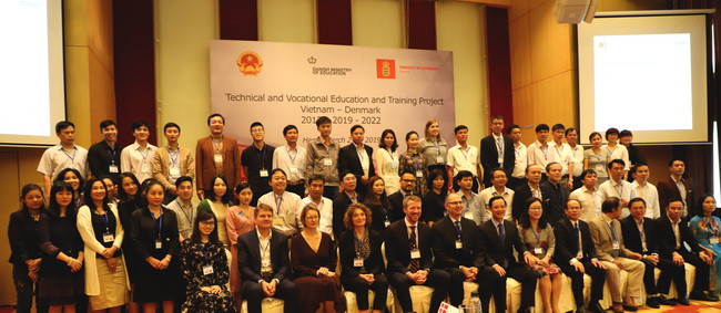 Các đại biểu chụp hình lưu niệm tại sự kiện. Các đại biểu chụp hình lưu niệm tại sự kiện.