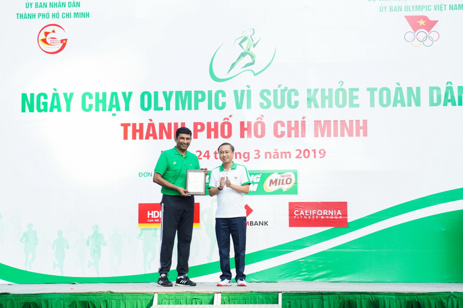 Ông Ganesan Ampalavanar, Tổng giám đốc công ty Nestlé Việt Nam nhận kỷ niệm chương từ ban tổ chức. Ông Ganesan Ampalavanar, Tổng giám đốc công ty Nestlé Việt Nam nhận kỷ niệm chương từ ban tổ chức.
