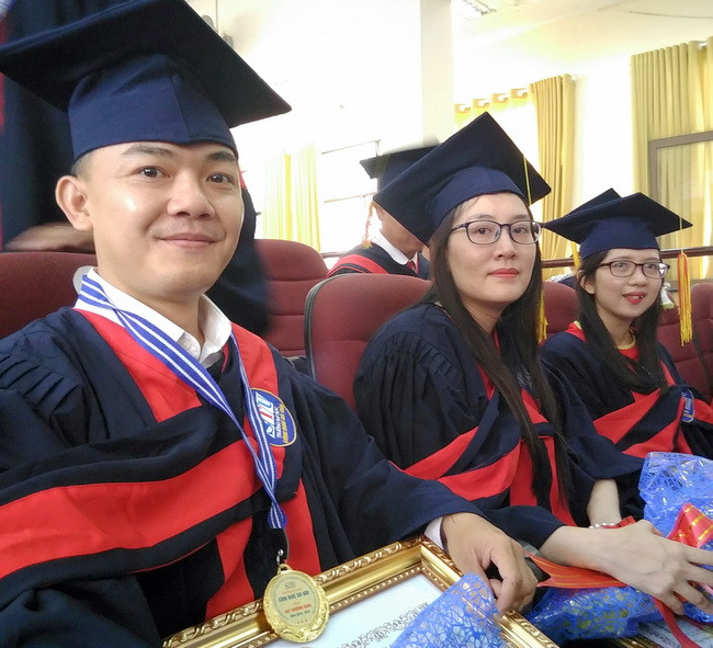 Gương mặt rạng ngời của các tân thạc sĩ có thành tích học tập xuất sắc nhất khóa học được Ban Giám hiệu Nhà trường vinh danh và tặng bằng khen. Gương mặt rạng ngời của các tân thạc sĩ có thành tích học tập xuất sắc nhất khóa học được Ban Giám hiệu Nhà trường vinh danh và tặng bằng khen.