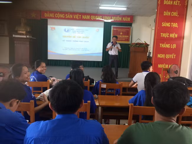 Tri thức trẻ hướng dẫn chuyên đề trồng rau sạch cho thanh niên ngoại thành -TPHCM