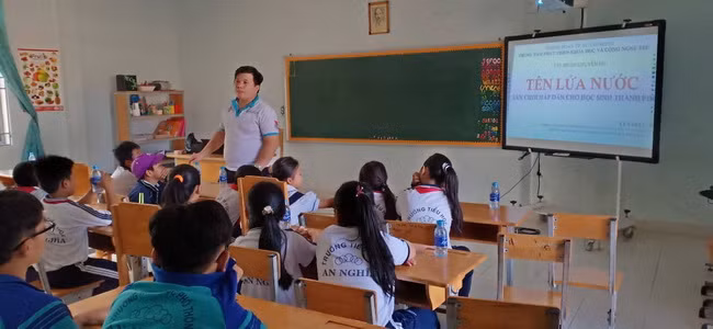 Trí thức trẻ hướng dẫn chuyên đề khoa học vui cho học sinh TPHCM.