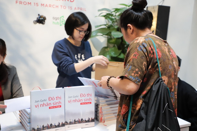 Bạn đọc tìm hiểu nội dung cuốn sách "Đô thị vị nhân sinh"