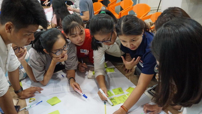 Nhóm sinh viên đang thảo luận cùng với chuyên gia để đưa giải pháp xử lý tình huống trong kinh doanh. (Ảnh. Tuấn Thụy)