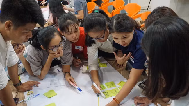 Nhóm sinh viên đang thảo luận cùng với chuyên gia để đưa giải pháp xử lý tình huống trong kinh doanh. (Ảnh. Tuấn Thụy)