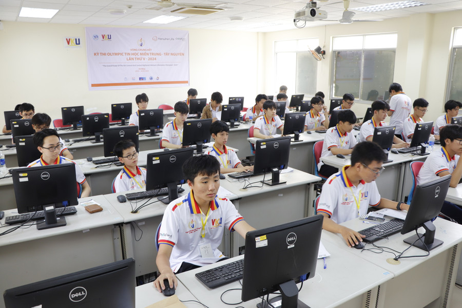 Các thí sinh tham dự Vòng chung kết Kỳ thi Olympic Tin học miền Trung - Tây Nguyên. 