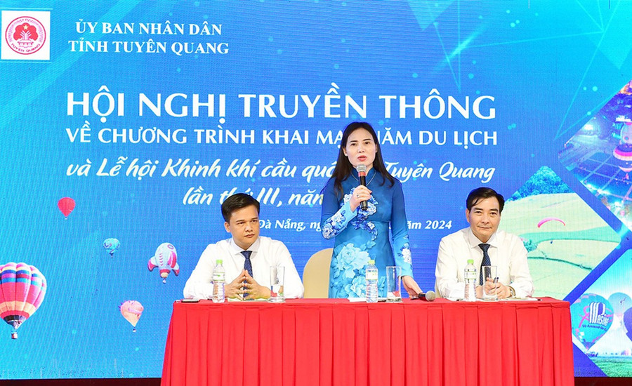 Đại diện Sở Văn hoá Thể thao và Du lịch tỉnh Tuyên Quang thông tin về chương trình. Đại diện Sở Văn hoá Thể thao và Du lịch tỉnh Tuyên Quang thông tin về chương trình.