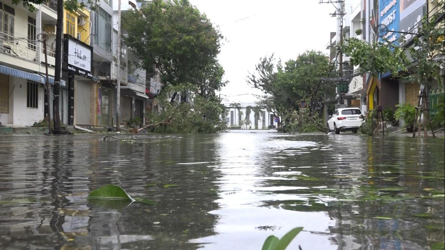Mưa lớn cũng khiến một số tuyến đường bị ngập nước khoảng 30-40cm. Mưa lớn cũng khiến một số tuyến đường bị ngập nước khoảng 30-40cm.