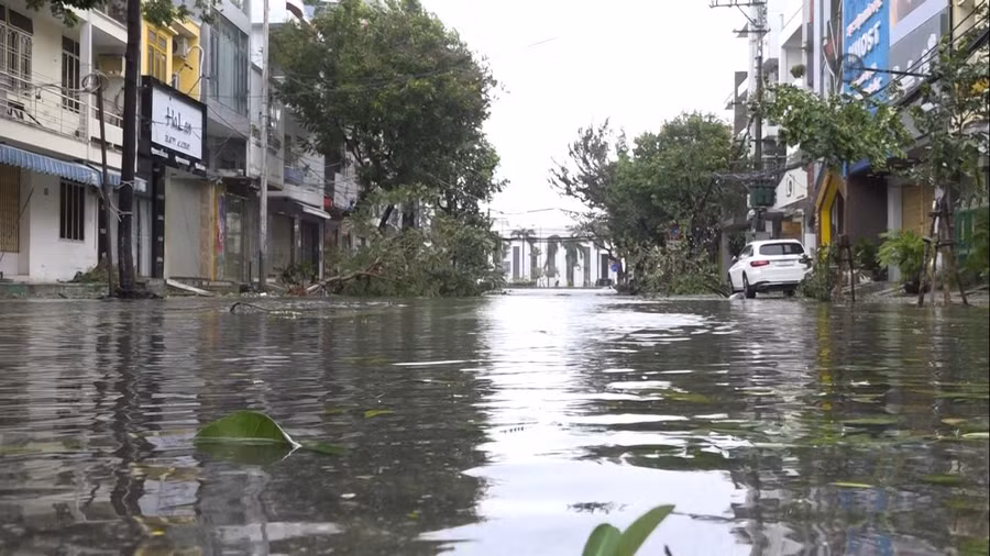 Mưa lớn cũng khiến một số tuyến đường bị ngập nước khoảng 30-40cm.