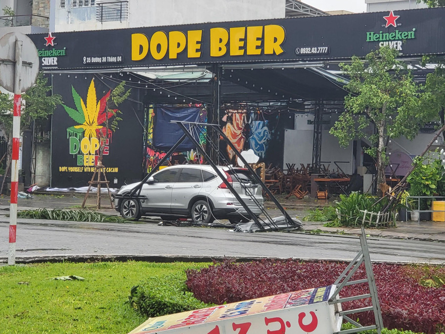 Hiện gió tại TP. Đà Nẵng vẫn còn khoảng cấp 6-7. Hiện gió tại TP. Đà Nẵng vẫn còn khoảng cấp 6-7.