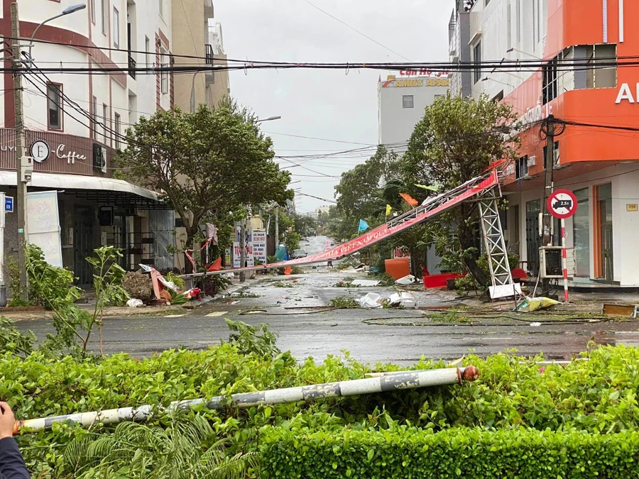 Bảng hiệu bị ngã đổ. 