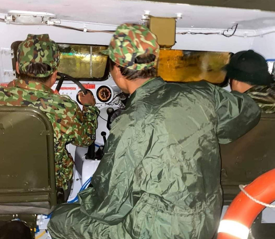 Các chiến sĩ vượt bão đến nhà sản phụ.