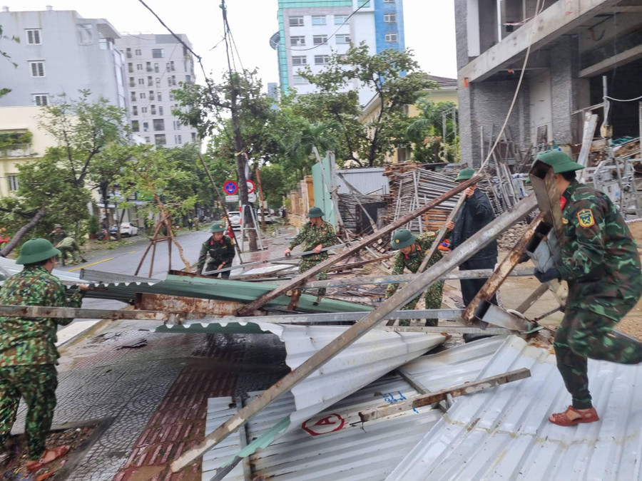 Lực lượng quân đội hỗ trợ dọn dẹp tôn bị bay sau bão. Lực lượng quân đội hỗ trợ dọn dẹp tôn bị bay sau bão.