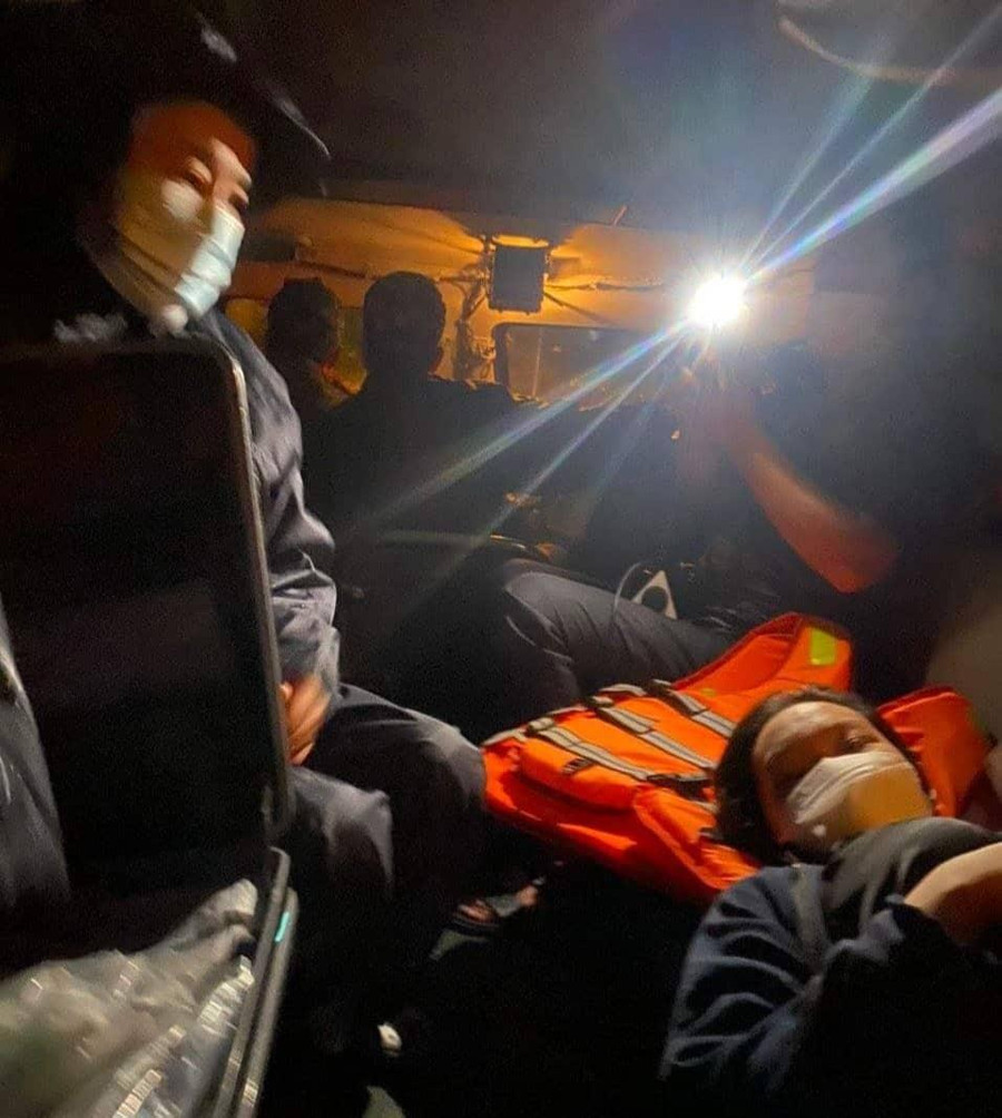 Sản phụ được đưa lên xe thiết giáp để chở đến bệnh viện sinh con.