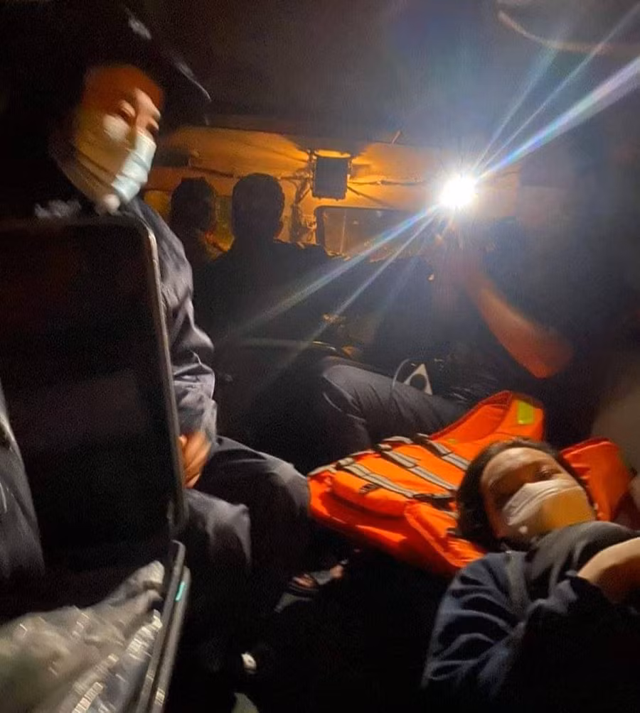 Sản phụ được đưa lên xe thiết giáp để chở đến bệnh viện sinh con.